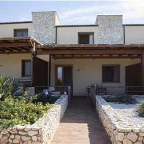 2 bedroom seaside apartments with shared pool, sleeps 4-5